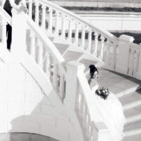 Braut und Bräutigam entspannt auf der weißen Schlosstreppe - Herrenhäuser Gärten Hannover © Hochzeitsfotograf www.hochzeitsverliebt.de